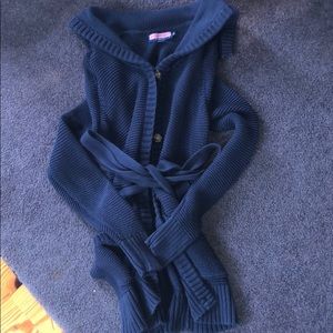 long navy Vineyard Vines sweater w tie around belt